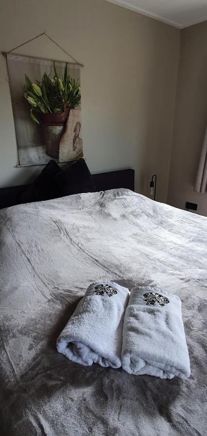 Luxe Gastenkamer Met Living En Keuken Bij Friezen Paarden Stal Pellendijk Westendorp Ngoại thất bức ảnh