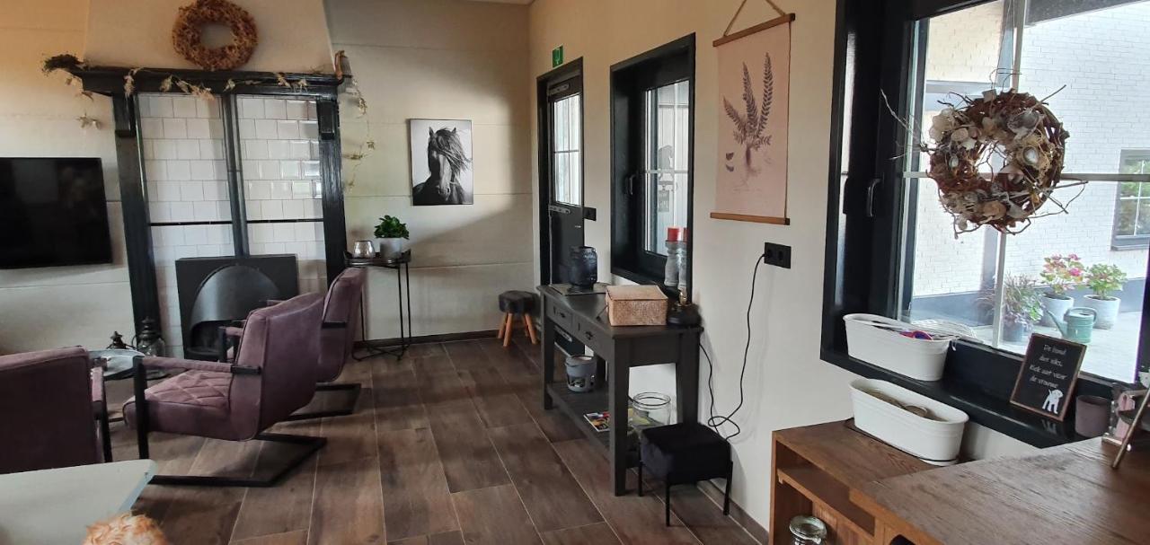 Luxe Gastenkamer Met Living En Keuken Bij Friezen Paarden Stal Pellendijk Westendorp Ngoại thất bức ảnh