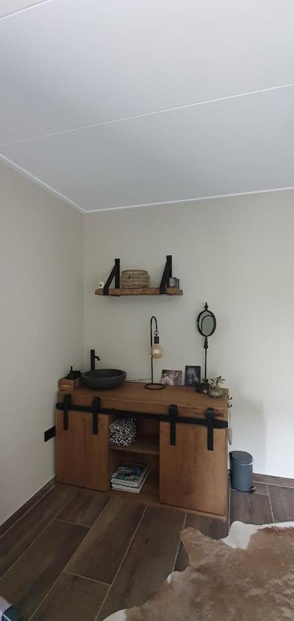 Luxe Gastenkamer Met Living En Keuken Bij Friezen Paarden Stal Pellendijk Westendorp Ngoại thất bức ảnh